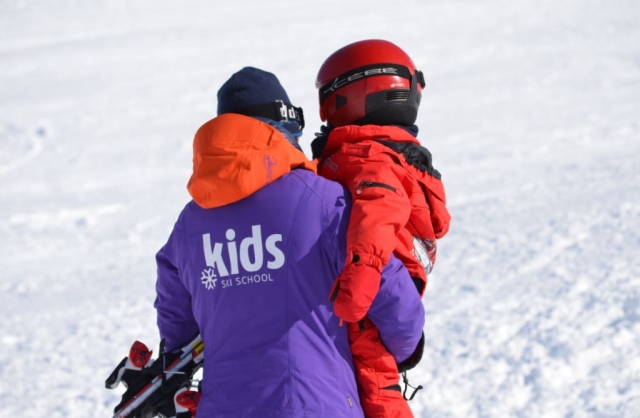 monitor cogiendo a un nino en la nieve